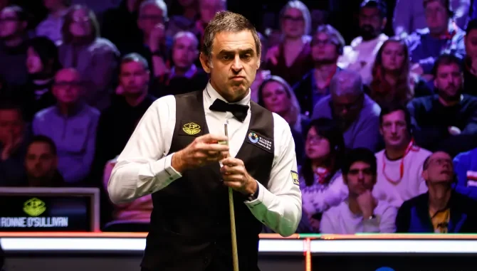 ronnie-osullivan-england-chalks-cue-951834310